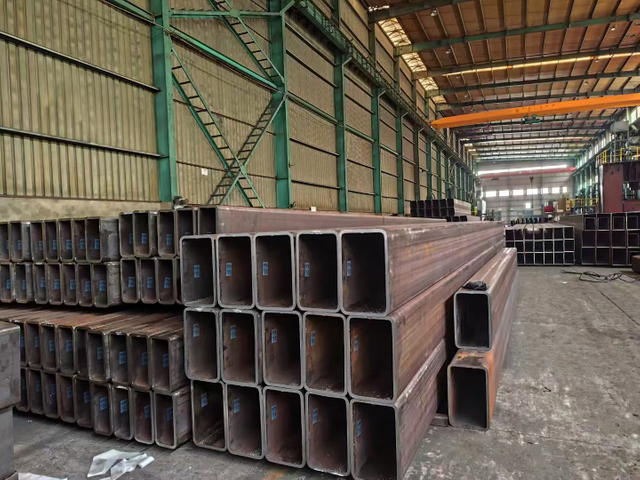 Factory Direct Sales of Low-Carbon Steel Square and Rectangular Tubes, Providing Chamfering and Cutting Services.